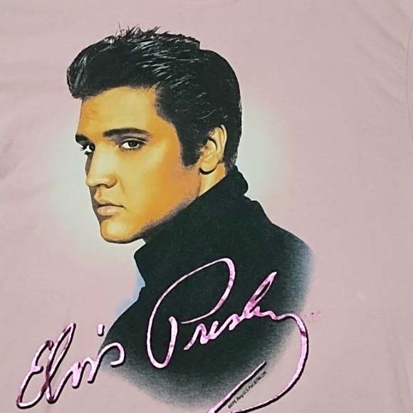 Elvis. Short sleeve tee blazing an image of young Elvis on pink background.Sz M - Picture 2 of 4